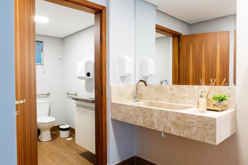 维多利亚-达孔基斯塔Dr. Marinho Apart Hotel的一间带水槽和卫生间的浴室