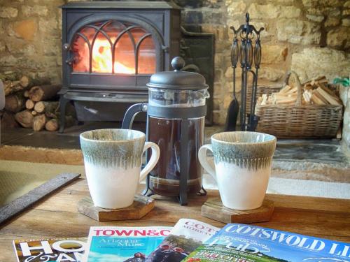莫顿因马什Century House的两杯咖啡坐在壁炉前的桌子上