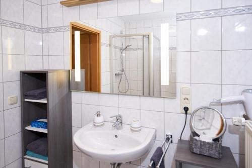 乌尔门Ferienwohnung Panorama-Blick的白色的浴室设有水槽和镜子