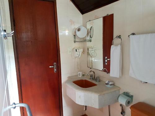 塞拉内格拉阿克罗波利斯酒店的一间带水槽和镜子的浴室