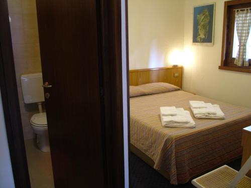 利莫内皮埃蒙特玛格瑞丝酒店的一间卧室配有一张床,上面有两条毛巾