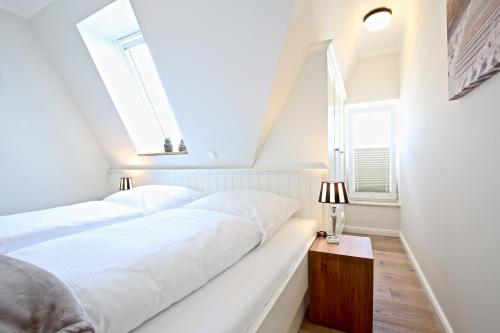 万根沃格Villa Petersen "Himmel & Meer"的一间白色卧室,配有床和2个窗户