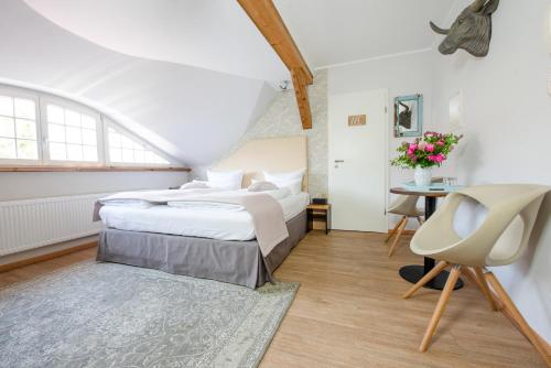 波茨坦Design Apartments - "Im Holländerviertel"的一间卧室配有两张床、一张桌子和一把椅子