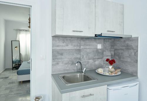 波利克罗诺Lefki villa的厨房配有水槽和台面