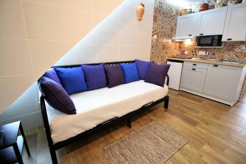 埃尔瓦斯Casa dos Cavaleiros的厨房里配有一张带蓝色枕头的沙发