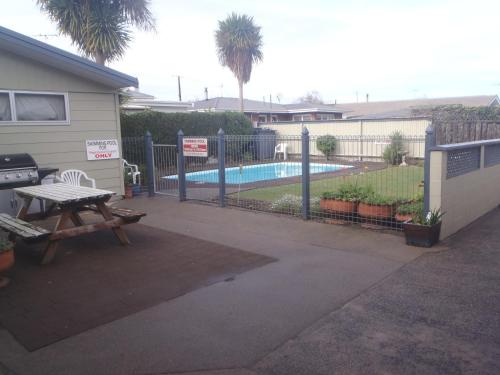 坎布里奇寒武纪汽车旅馆的一个带围栏和游泳池的后院
