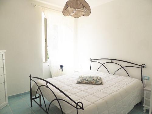 普罗基奥Casa Cirilla的一间卧室配有一张带白色床罩的床和窗户。