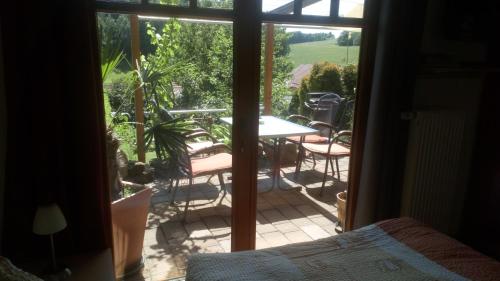 EckersdorfApartment mit Gartenblick的享有带桌椅的庭院的景色。