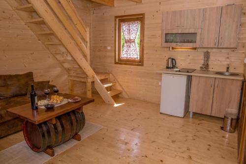 威尔帕扎Wood House的小屋内的厨房和带桌子的客厅