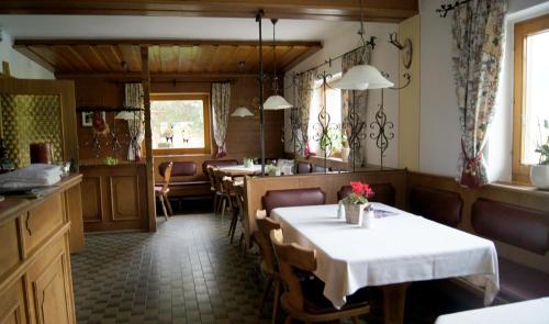韦斯滕多夫霍厄萨尔夫酒店的一间带桌子和椅子的用餐室