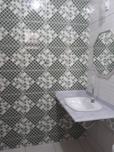康赛瓦托利亚Pousada da Figueira的一间带水槽和镜子的浴室