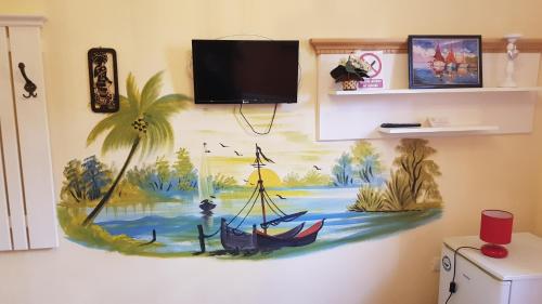 马马亚Hotel-Hostel Mignon Mamaia -private rooms with free parking的墙上的船画