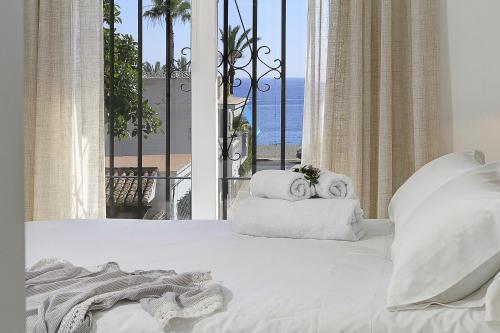 拉海瑞德拉Casa de la playa Alto de el Realengo的一间卧室设有一张床,享有海景