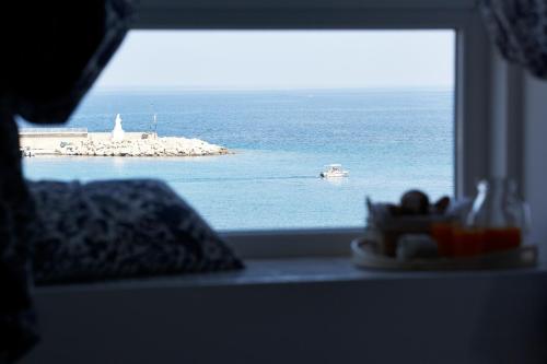 阿格罗波利帕拉左多加纳度假酒店的享有大海和船只景致的窗户
