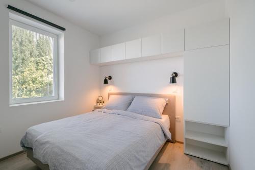 伊佐拉Apartment Fresh - Parking included的白色的卧室设有床和窗户