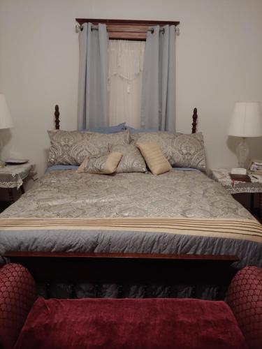 威奇托德拉诺住宿加早餐旅馆的卧室内的一张带枕头的床