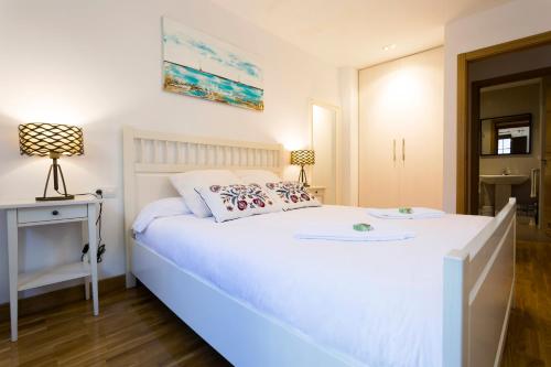 宏达瑞比亚Ubilla - Basquenjoy的白色的卧室配有白色的床和一张桌子