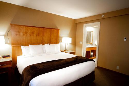 斯波坎谷米拉博公园酒店的酒店客房配有一张带白色枕头的大床