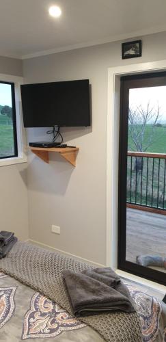 GlenomaruLawfield的卧室配有壁挂式平面电视。