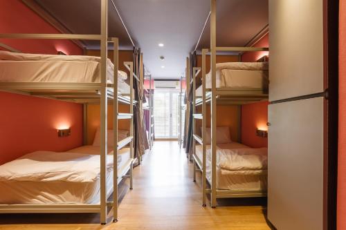 曼谷西亚梅子旅馆的宿舍间内带4张双层床的客房