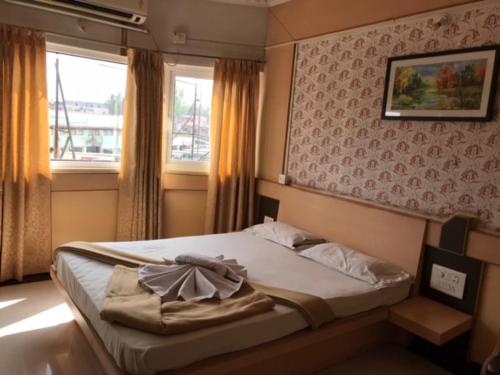 胡布利Bharati Lodge的一间卧室设有一张大床和窗户
