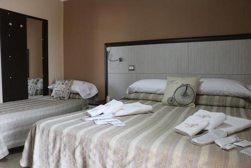 卡里亚蒂B&B Gattopardo的客房内的两张床和毛巾
