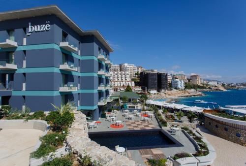 萨兰达Buzë Boutique Hotel的海滩上可欣赏到酒店景色