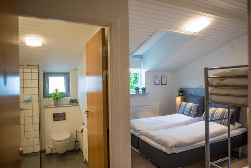 比伦德瑞博格酒店的一间带两张双层床的卧室和一间浴室