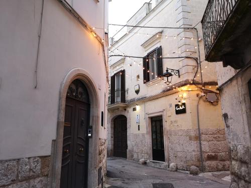 阿尔塔穆拉Vacanze Murgiane的一条有建筑、门和灯的小巷