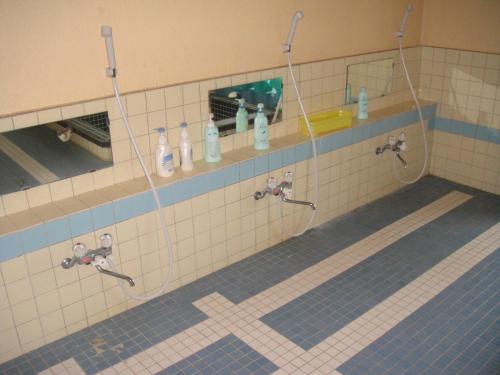 滨松马特斯舒酒店的浴室设有2个淋浴水龙头和镜子