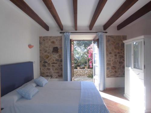 阿尔塔Agroturismo Na Set Centes - Adults Only的一间卧室设有一张大床和一个窗户。