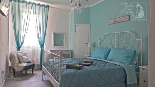 耶西Il Gatto Sulla Finestra的一间卧室设有一张床和蓝色的墙壁