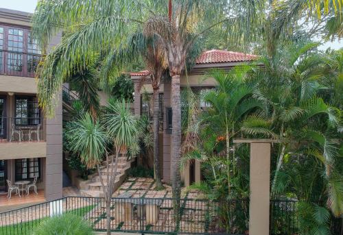 比勒陀利亚瀑布精品酒店的前面有棕榈树的房子