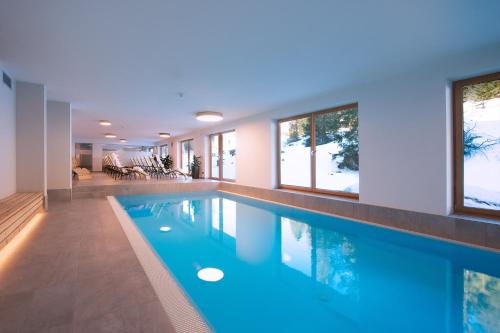 阿拉巴Hotel Boè Sport and Nature的一座蓝色的游泳池