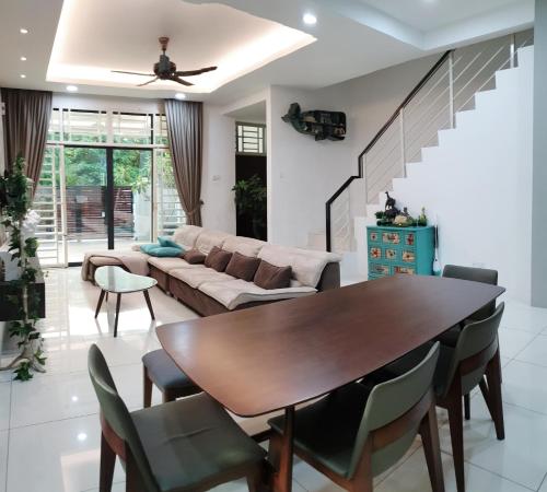 峇六拜德内斯特度假屋的客厅配有桌子和沙发