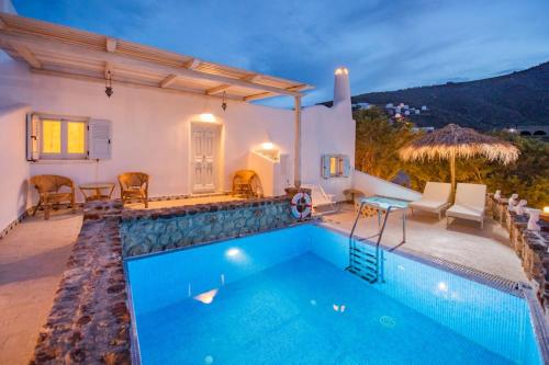 易莫洛林Starlight Luxury Seaside Villa & Suites的一个带游泳池和庭院的别墅