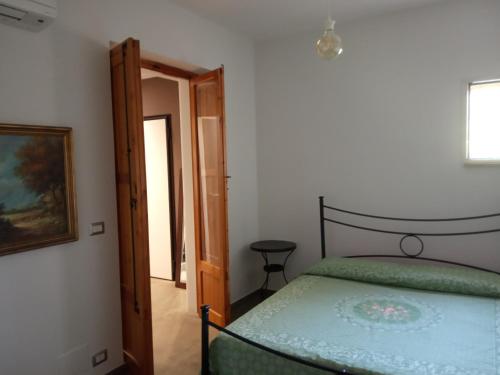 莫诺波利Le dimore di Flora的一间卧室设有一张床和一个开放式门