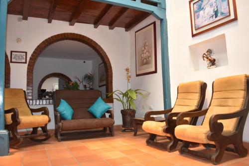 萨帕托卡Hotel Casa Oasis的一间设有椅子和镜子的等候室