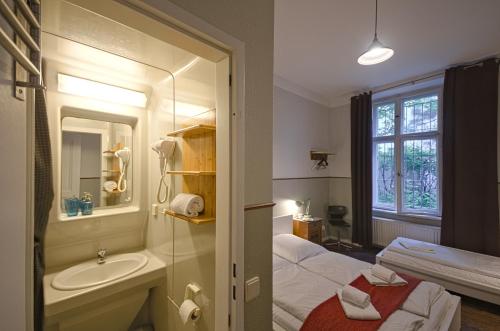 柏林Wohnung mit 2 Bädern (PB3)的浴室设有床、水槽和镜子