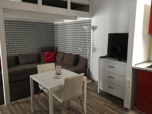布达佩斯卡尔曼公寓的客厅配有白色桌子和沙发