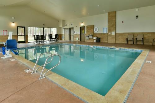 姊妹城GrandStay Hotel & Suites的在酒店房间的一个大型游泳池