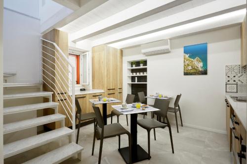 锡罗洛Affittacamere Somnium的厨房以及带桌椅的用餐室。