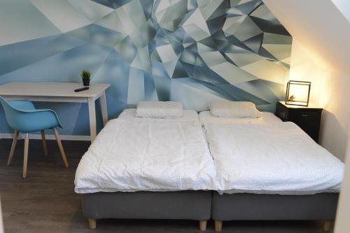 普福尔茨海姆Pforzheim Ferienhaus的一间卧室配有一张床、一张桌子和一把椅子