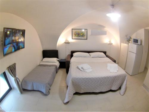 卡塔尼亚Landolina Sweet Home的一间卧室设有两张床和窗户。