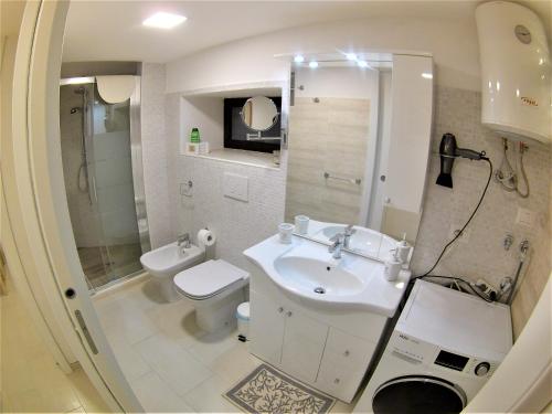 卡塔尼亚Landolina Sweet Home的一间带水槽、卫生间和淋浴的浴室