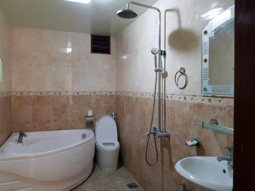 Phủ LýKhách sạn Anh Đào的带浴缸、卫生间和盥洗盆的浴室