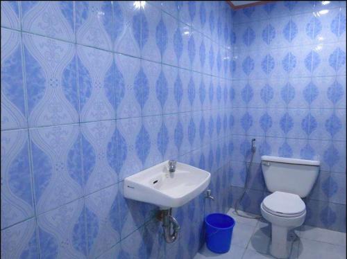 八打雁阿尼洛水肺潜水中心（ASDC）旅馆的蓝色瓷砖浴室设有卫生间和水槽