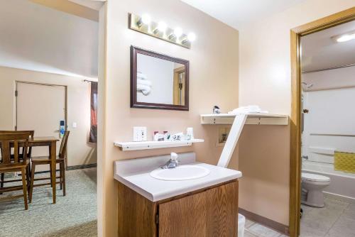 Rodeway Inn & Suites Big Water - Antelope Canyon的一间浴室