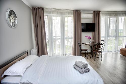 伊万诺-弗兰科夫斯克Apart Reserve Sloboda Loft的一间卧室配有一张大床和毛巾
