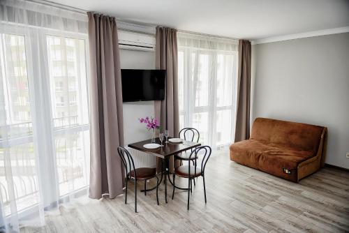 伊万诺-弗兰科夫斯克Apart Reserve Sloboda Loft的客厅配有桌子和沙发